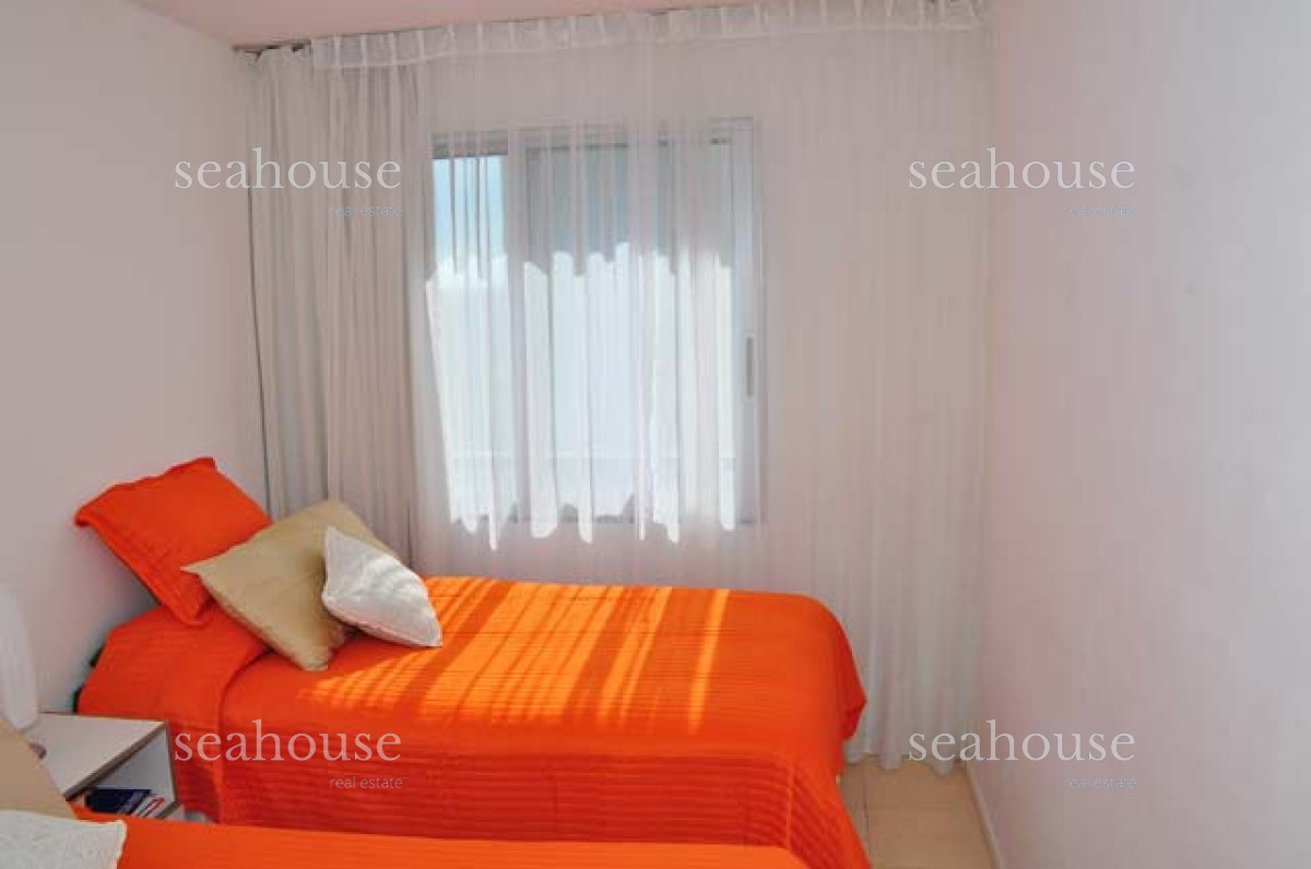 Apartamento Ref.180 - cuenta con: servicio de mucamas opcional, gimnasio, cancha de tenis, parrillero, piscina abierta y cerrada climatizada, sala de juegos para niños y adolescentes, sala de adultos, wi fi, recepción y vigilancia las 24 hs.