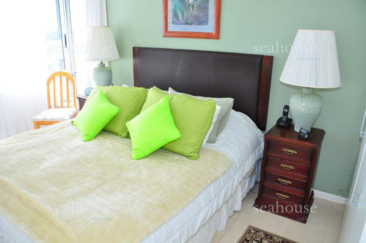 Apartamento Ref.180 - cuenta con: servicio de mucamas opcional, gimnasio, cancha de tenis, parrillero, piscina abierta y cerrada climatizada, sala de juegos para niños y adolescentes, sala de adultos, wi fi, recepción y vigilancia las 24 hs.