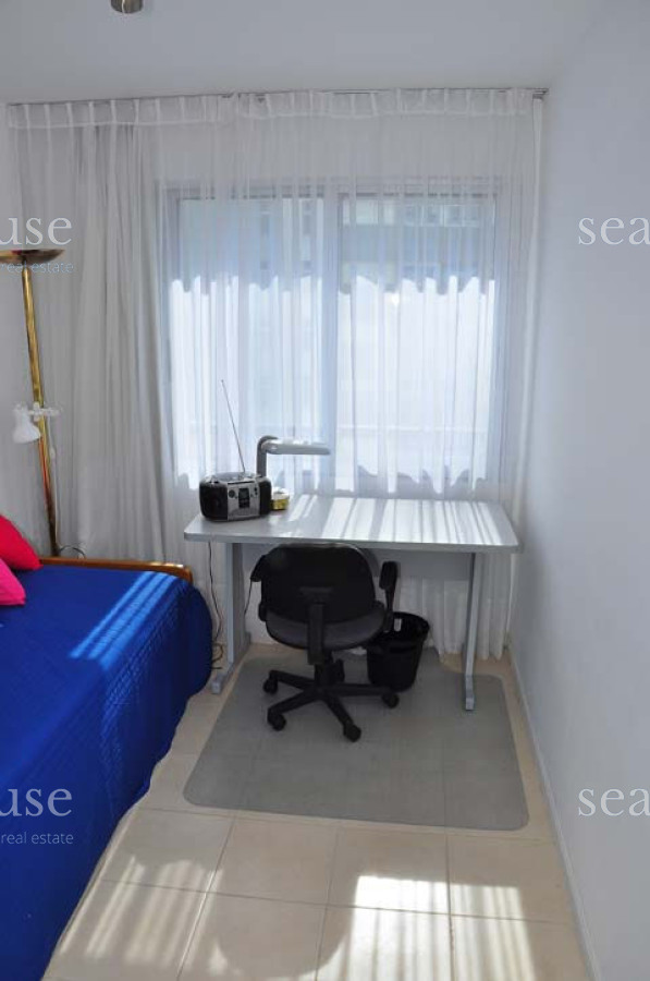 Apartamento Ref.180 - cuenta con: servicio de mucamas opcional, gimnasio, cancha de tenis, parrillero, piscina abierta y cerrada climatizada, sala de juegos para niños y adolescentes, sala de adultos, wi fi, recepción y vigilancia las 24 hs.