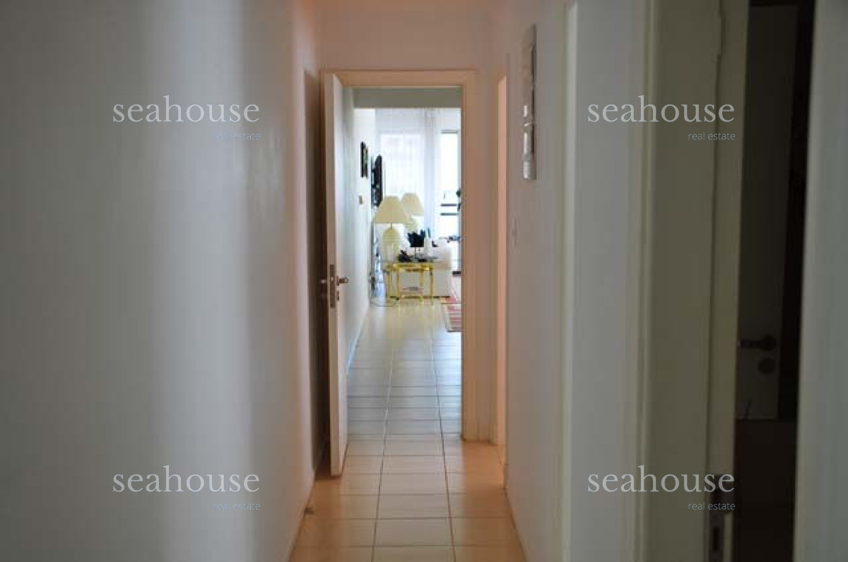 Apartamento Ref.180 - cuenta con: servicio de mucamas opcional, gimnasio, cancha de tenis, parrillero, piscina abierta y cerrada climatizada, sala de juegos para niños y adolescentes, sala de adultos, wi fi, recepción y vigilancia las 24 hs.