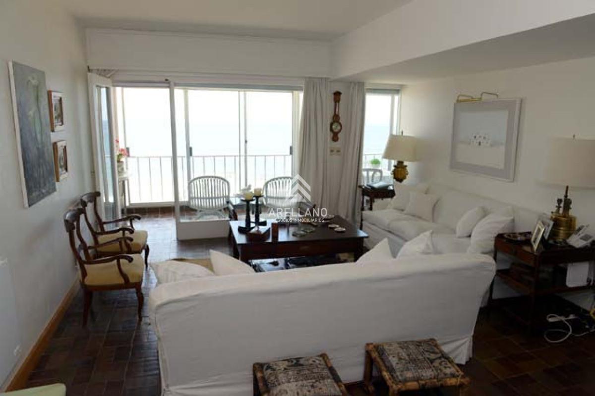 Apartamento ID.3168 - Venta apartamento 3 dormitorios y dependencia Brava 