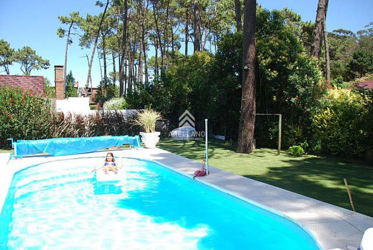Casa ID.3857 - Venta casa 5 dormitorios Lugano 