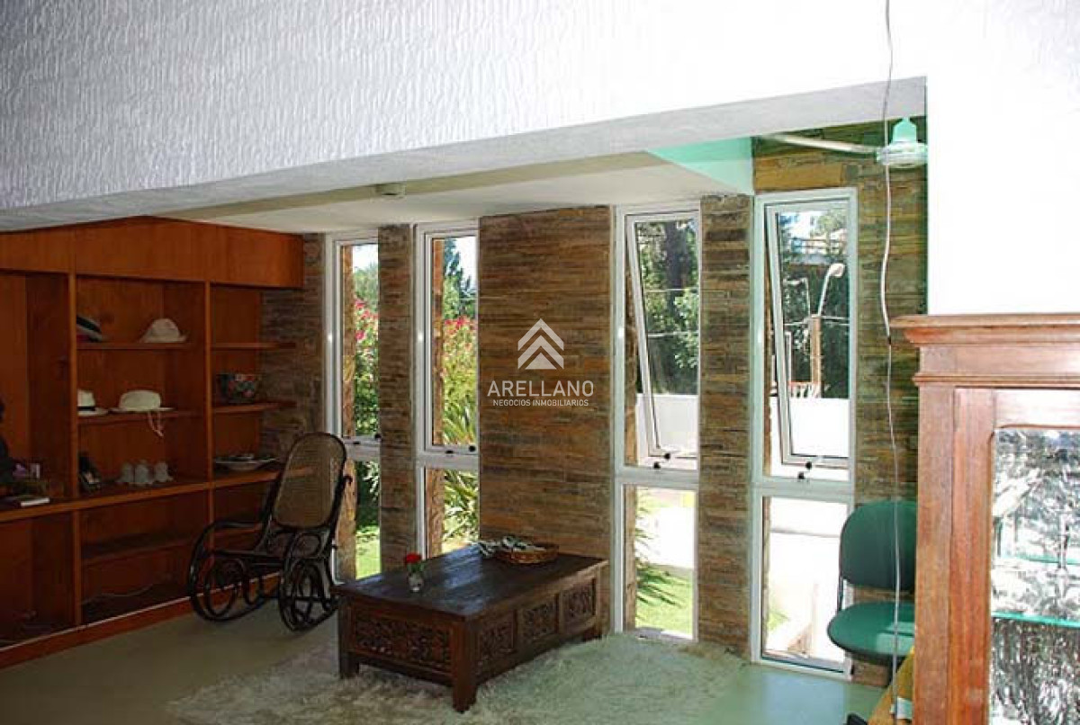 Casa ID.3857 - Venta casa 5 dormitorios Lugano 