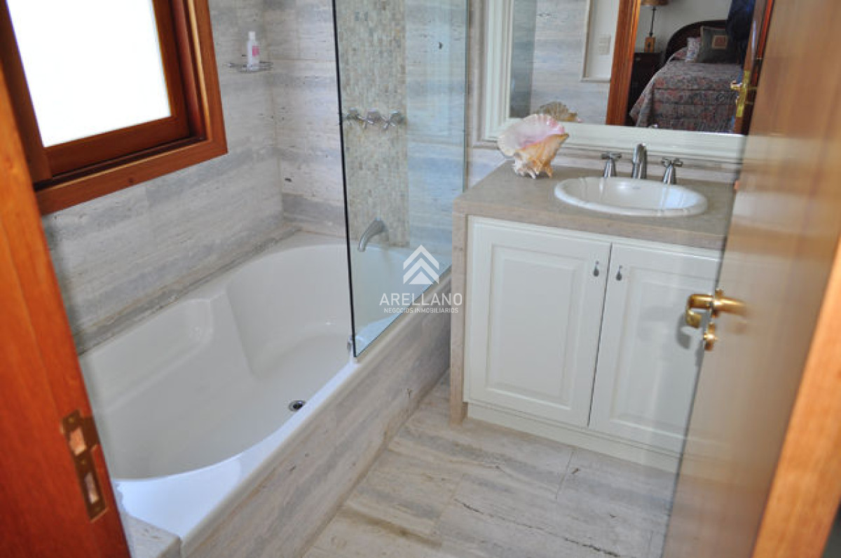 Casa ID.3292 - Casa en Mansa, 5 dormitorios  ABIERTO A NEGOCIOS, TOMA TERRENO O APARTAMENTOS .PUEDE FINANCIAR 40% CON INTERES
