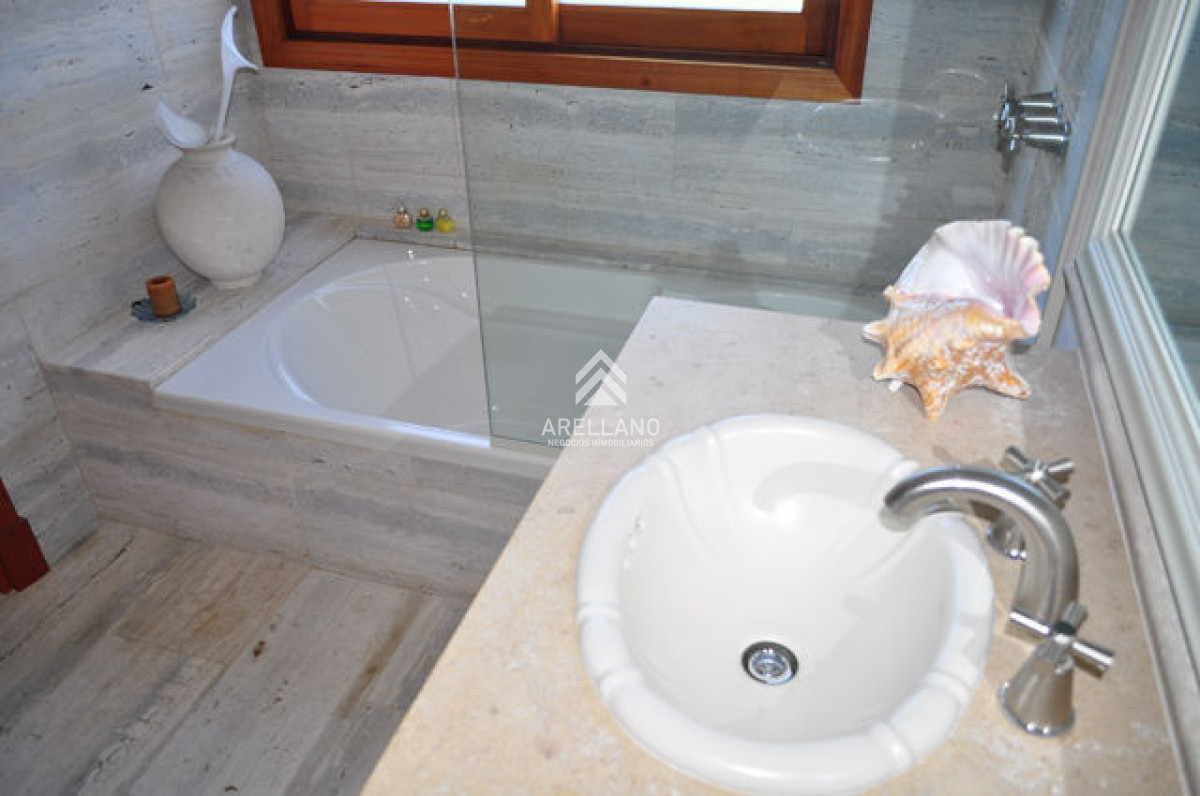 Casa ID.3292 - Casa en Mansa, 5 dormitorios  ABIERTO A NEGOCIOS, TOMA TERRENO O APARTAMENTOS .PUEDE FINANCIAR 40% CON INTERES