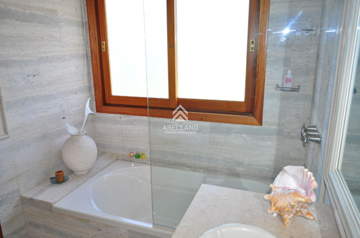 Casa ID.3292 - Casa en Mansa, 5 dormitorios  ABIERTO A NEGOCIOS, TOMA TERRENO O APARTAMENTOS .PUEDE FINANCIAR 40% CON INTERES