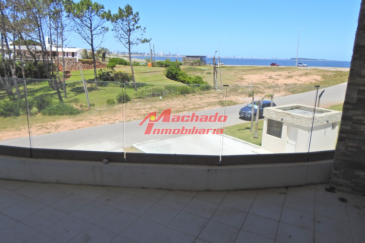 Precioso apartamento en Pinares Punta del Este.- 