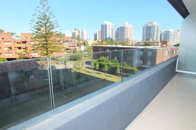 Apartamento de 3 dormitorios en venta en Punta del Este.-