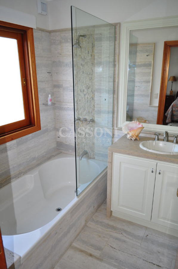 Casa ID.3228 - Casa en Mansa, 5 dormitorios  ABIERTO A NEGOCIOS, TOMA TERRENO O APARTAMENTOS .PUEDE FINANCIAR 40% CON INTERES