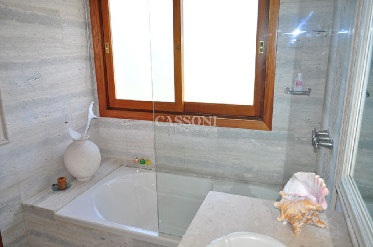Casa ID.3228 - Casa en Mansa, 5 dormitorios  ABIERTO A NEGOCIOS, TOMA TERRENO O APARTAMENTOS .PUEDE FINANCIAR 40% CON INTERES