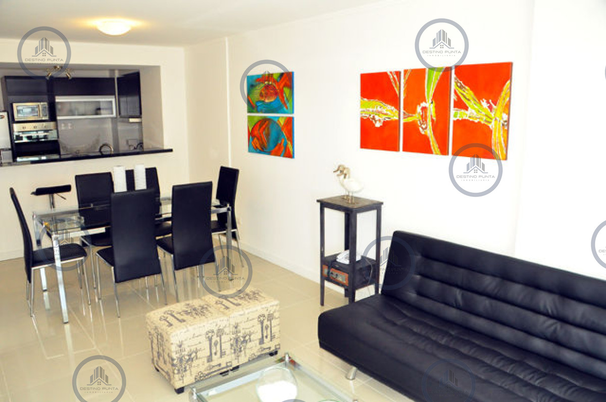 Oportunidad en venta apartamento de dos dormitorios con dos baños en moderna torre entre Mansa y Brava, Punta del Este — fotografía 2
