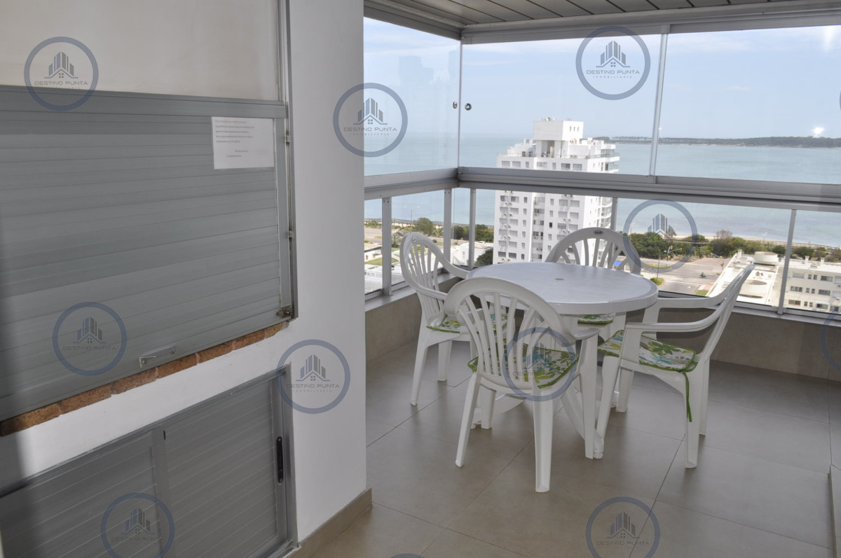 Apartamento de 2 dormitorios en playa mansa con parrillero de uso exclusivo — fotografía 1