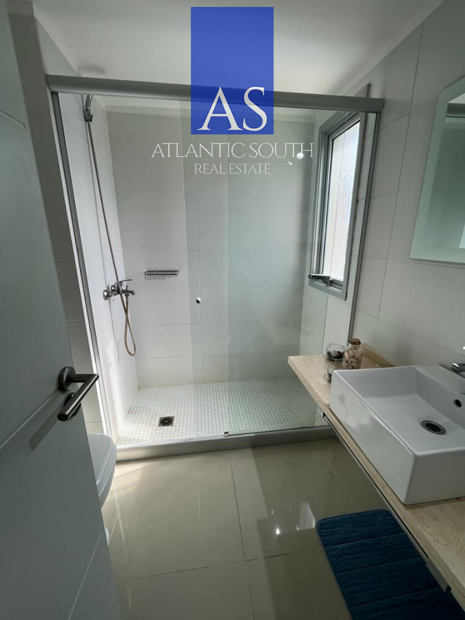 Apartamento ID.4198 - Ed . con servicios, 2 dormitorios con parrillero