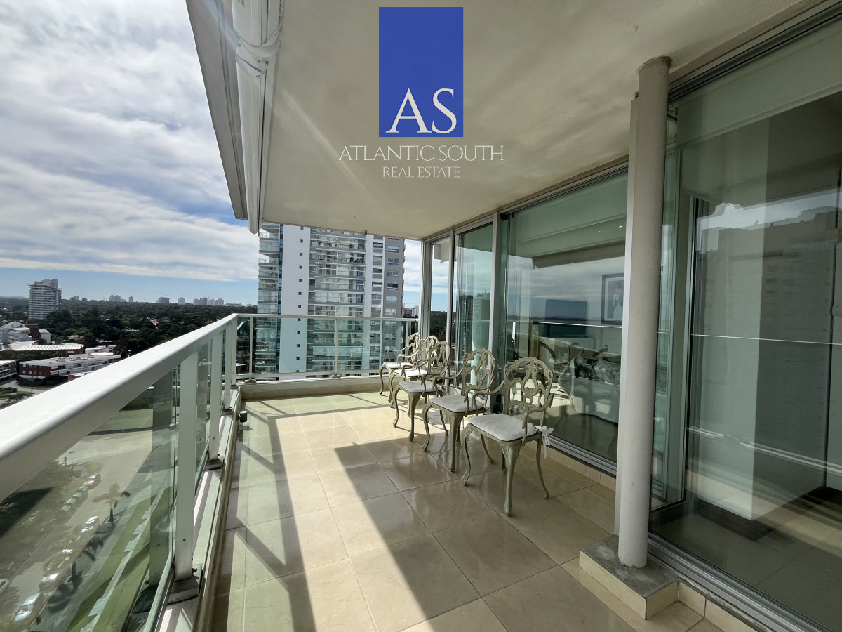 Apartamento ID.4086 - Planta de categoría en segunda línea de Playa Mansa 3 dormitorios moderno parrillero propio Punta del Este