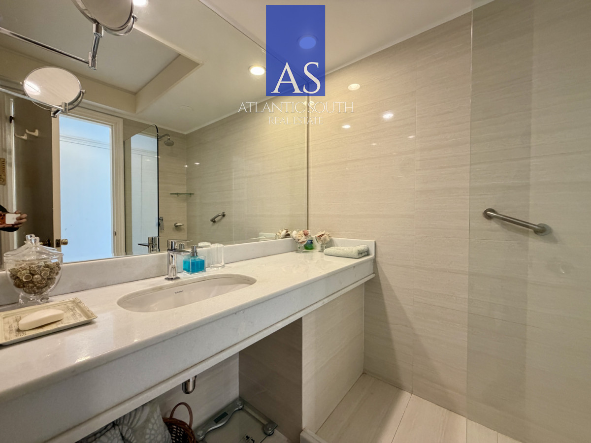 Apartamento ID.4274 - Planta de categroría en Península vista al mar 3 dormitorios Punta del Este