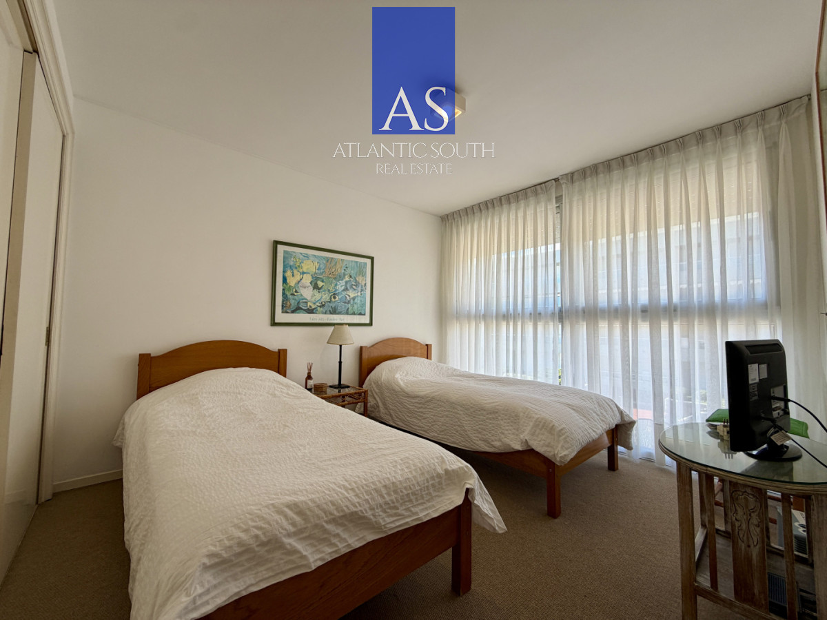 Apartamento ID.4274 - Planta de categroría en Península vista al mar 3 dormitorios Punta del Este