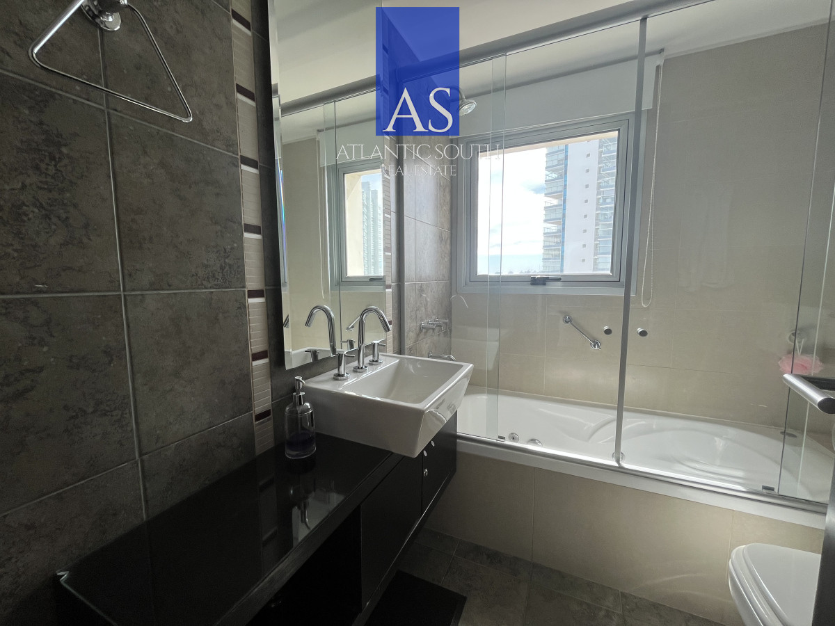 Apartamento ID.4086 - Planta de categoría en segunda línea de Playa Mansa 3 dormitorios moderno parrillero propio Punta del Este