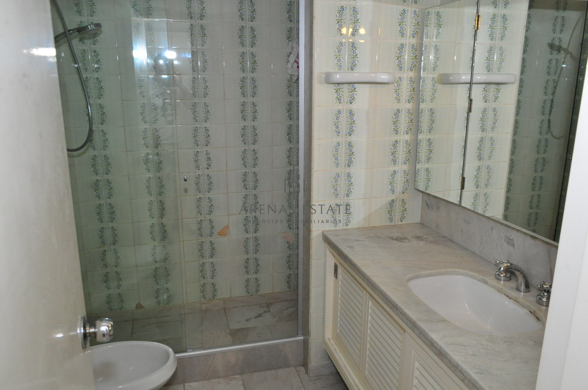 Apartamento ID.2321 - Apartamento en venta de 3 dormitorios en primera linea de la Mansa , Punta del Este 