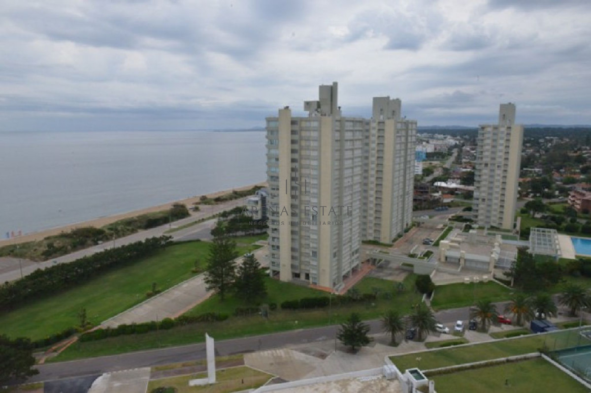 Apartamento ID.2322 - Apartamento en venta de 3 dormitorios en primera linea de la Mansa 