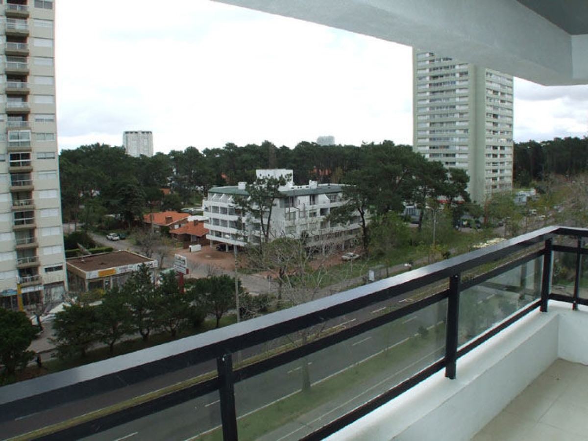 Apartamento ID.2401 - Apartamento de 3 dormitorios en venta sobre Roosevelt , Punta del Este 
