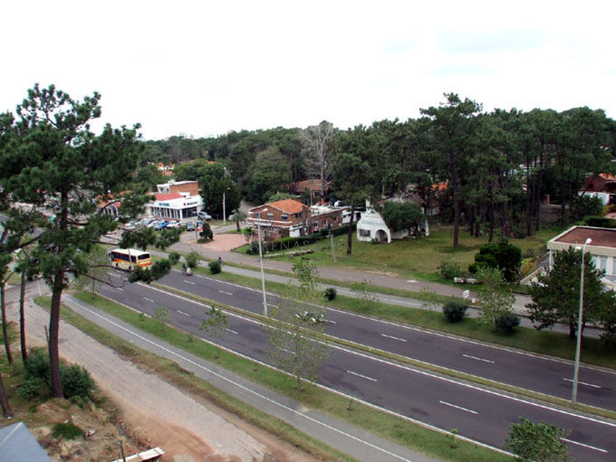 Apartamento ID.2401 - Apartamento de 3 dormitorios en venta sobre Roosevelt , Punta del Este 