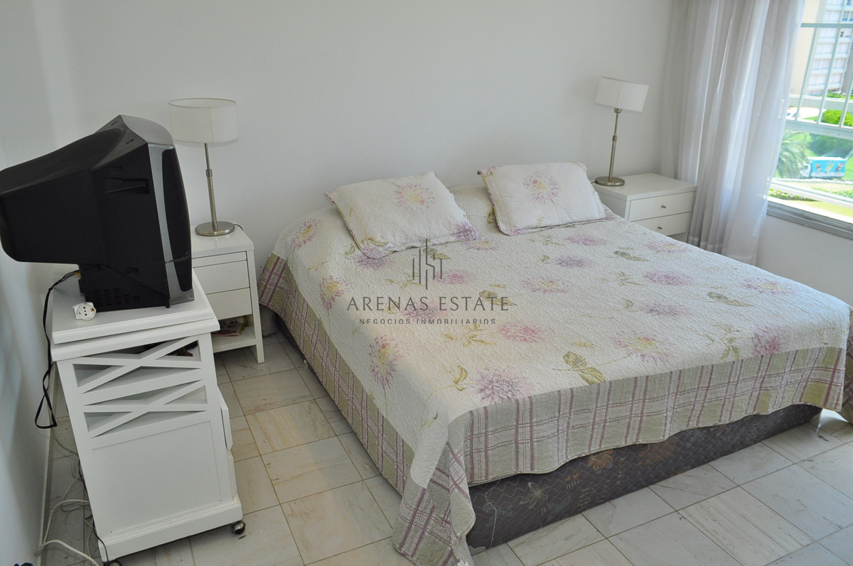 Apartamento ID.2321 - Apartamento en venta de 3 dormitorios en primera linea de la Mansa , Punta del Este 