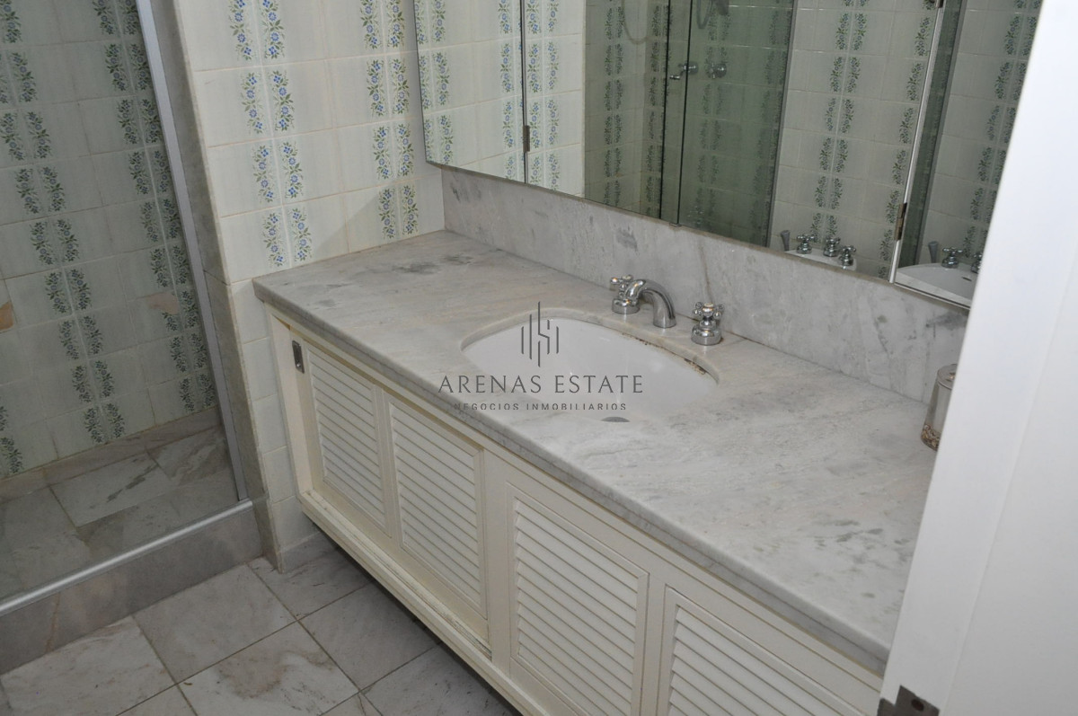 Apartamento ID.2321 - Apartamento en venta de 3 dormitorios en primera linea de la Mansa , Punta del Este 