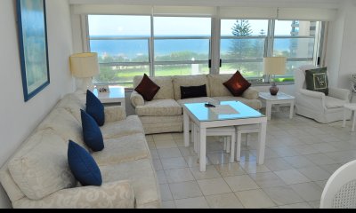 Apartamento en venta de 3 dormitorios en primera linea de la Mansa , Punta del Este