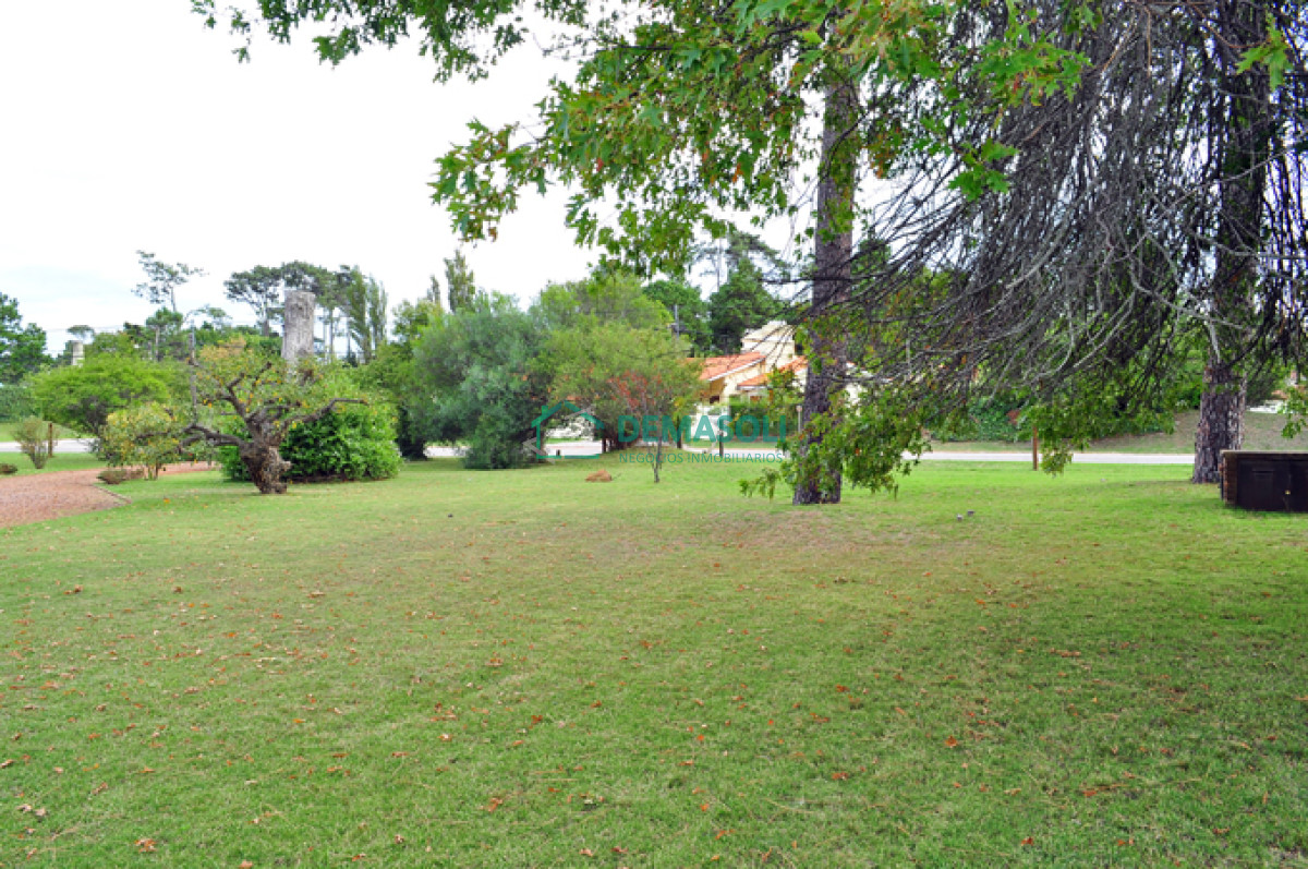 Casa ID.1425 - Casa ubicada en Cantegril con lindo terreno