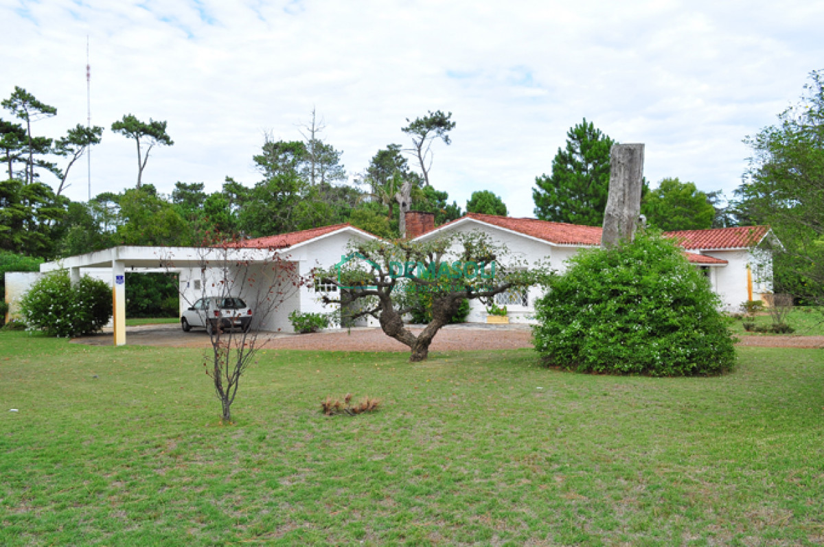 Casa ID.1425 - Casa ubicada en Cantegril con lindo terreno