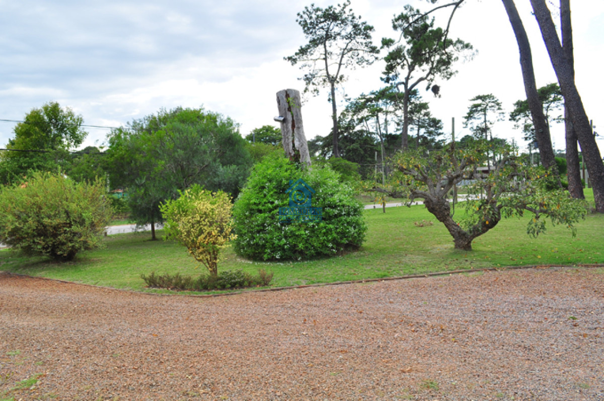 Casa ID.1034 - Casa ubicada en Cantegril con lindo terreno