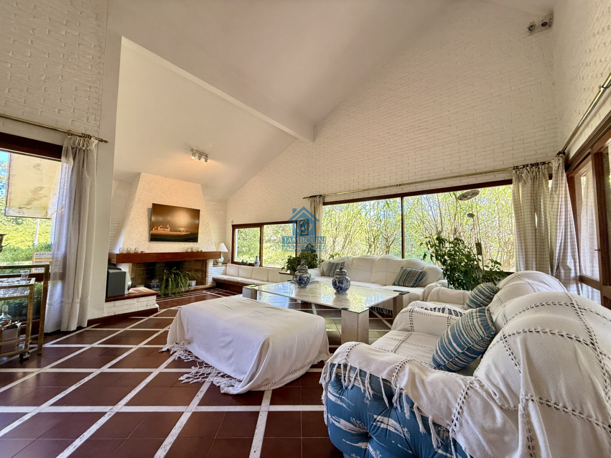 Casa ID.1063 - Imponente chalet en venta sobre Av. del Mar  Exclusividad, confort y naturaleza