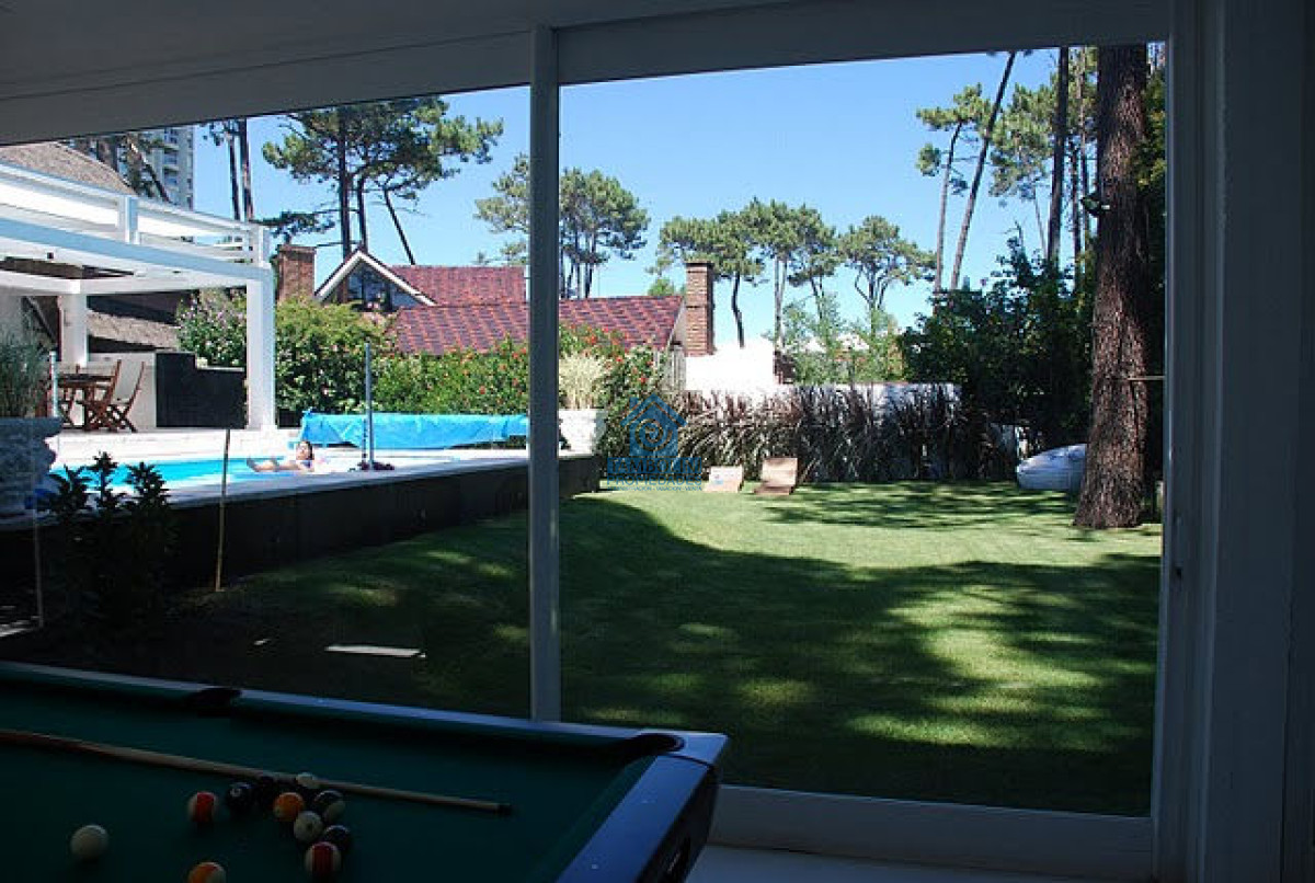 Casa ID.1145 - Venta Casa en Lugano  5 dormitorios gran parque con piscina 