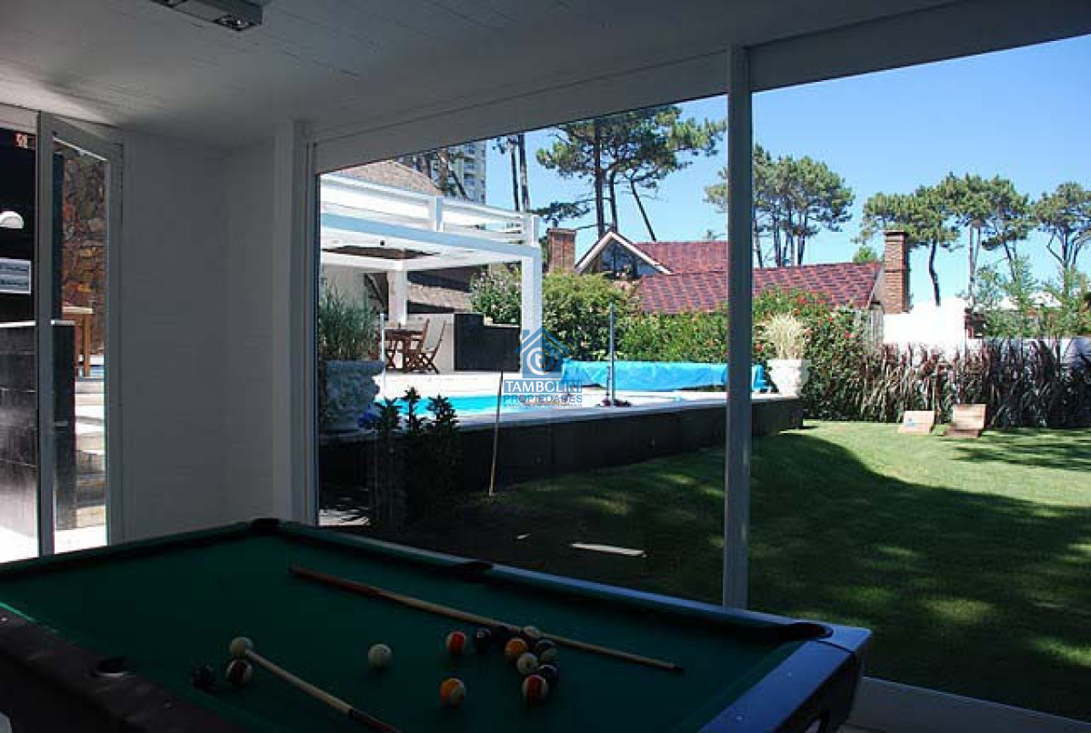 Casa ID.1145 - Venta Casa en Lugano  5 dormitorios gran parque con piscina 