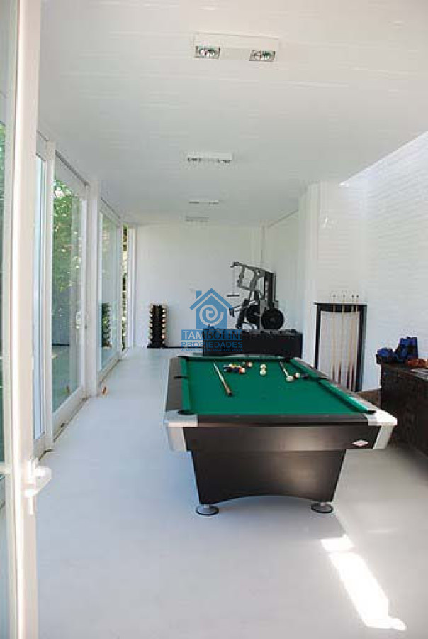 Casa ID.1145 - Venta Casa en Lugano  5 dormitorios gran parque con piscina 