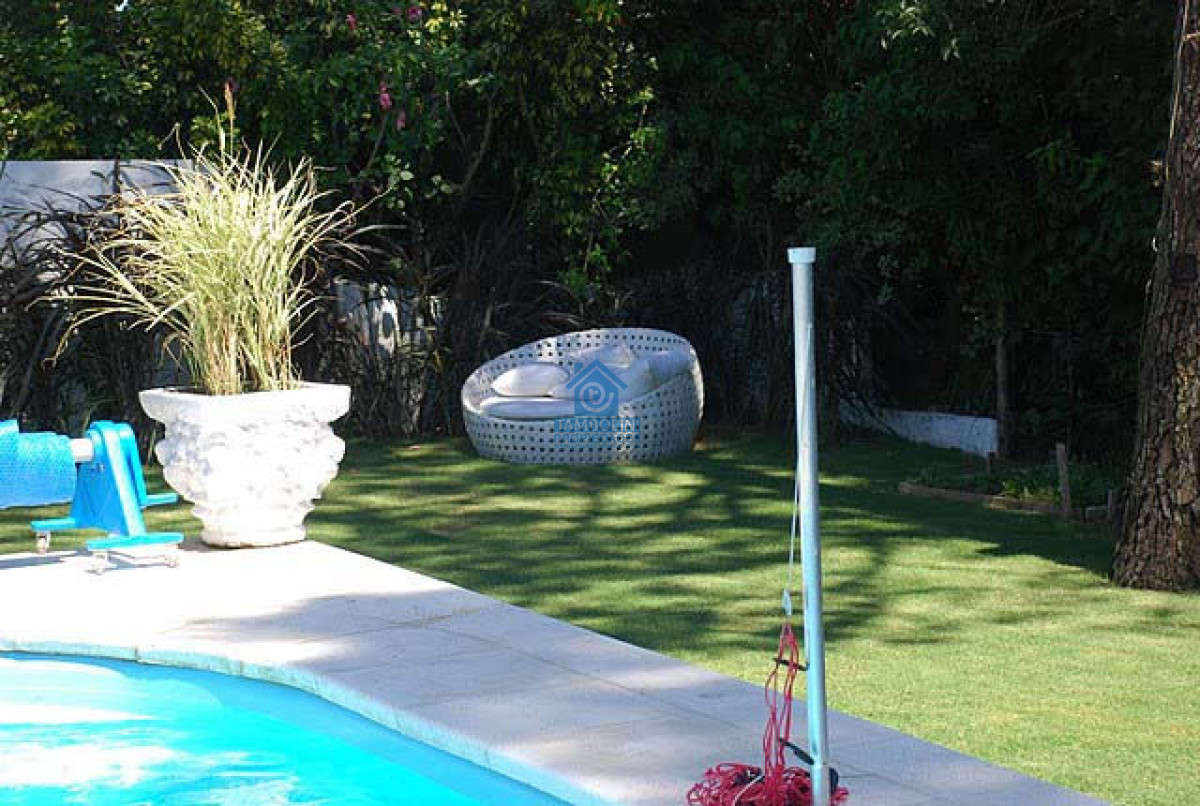 Casa ID.1145 - Venta Casa en Lugano  5 dormitorios gran parque con piscina 