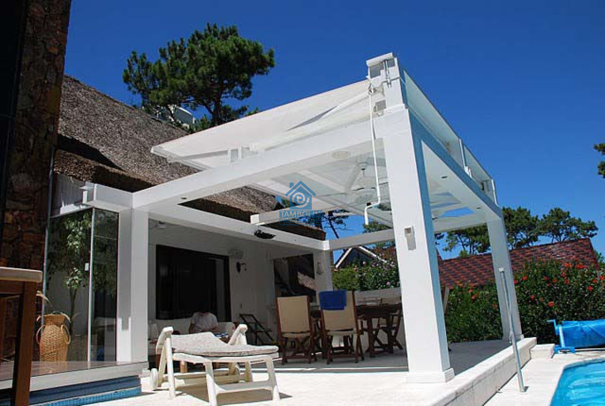 Casa ID.1145 - Venta Casa en Lugano  5 dormitorios gran parque con piscina 