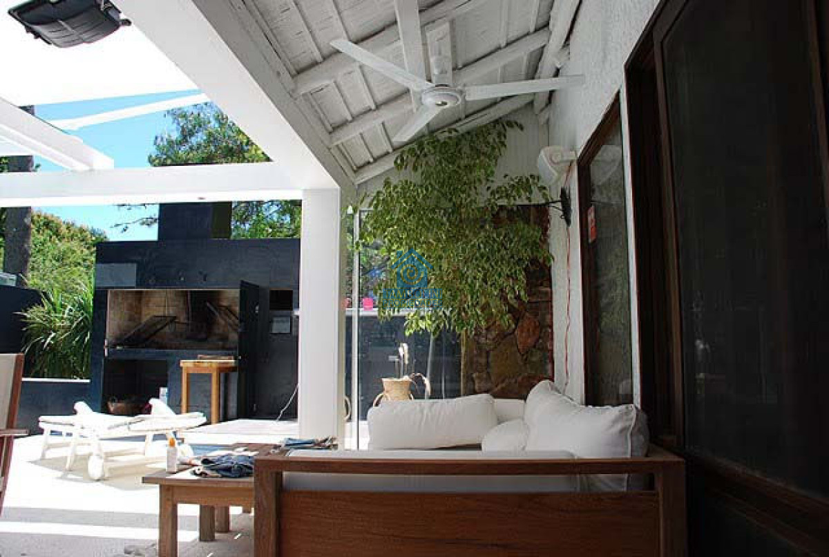 Casa ID.1145 - Venta Casa en Lugano  5 dormitorios gran parque con piscina 