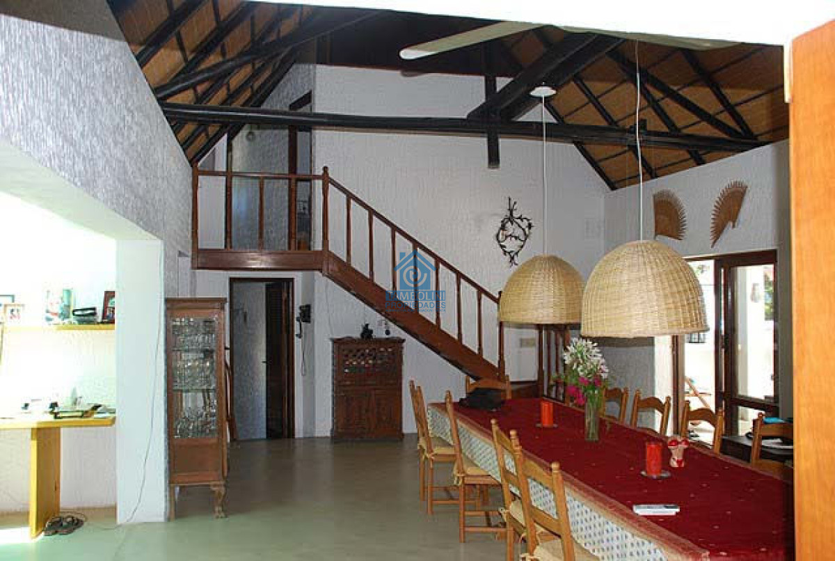 Casa ID.1145 - Venta Casa en Lugano  5 dormitorios gran parque con piscina 