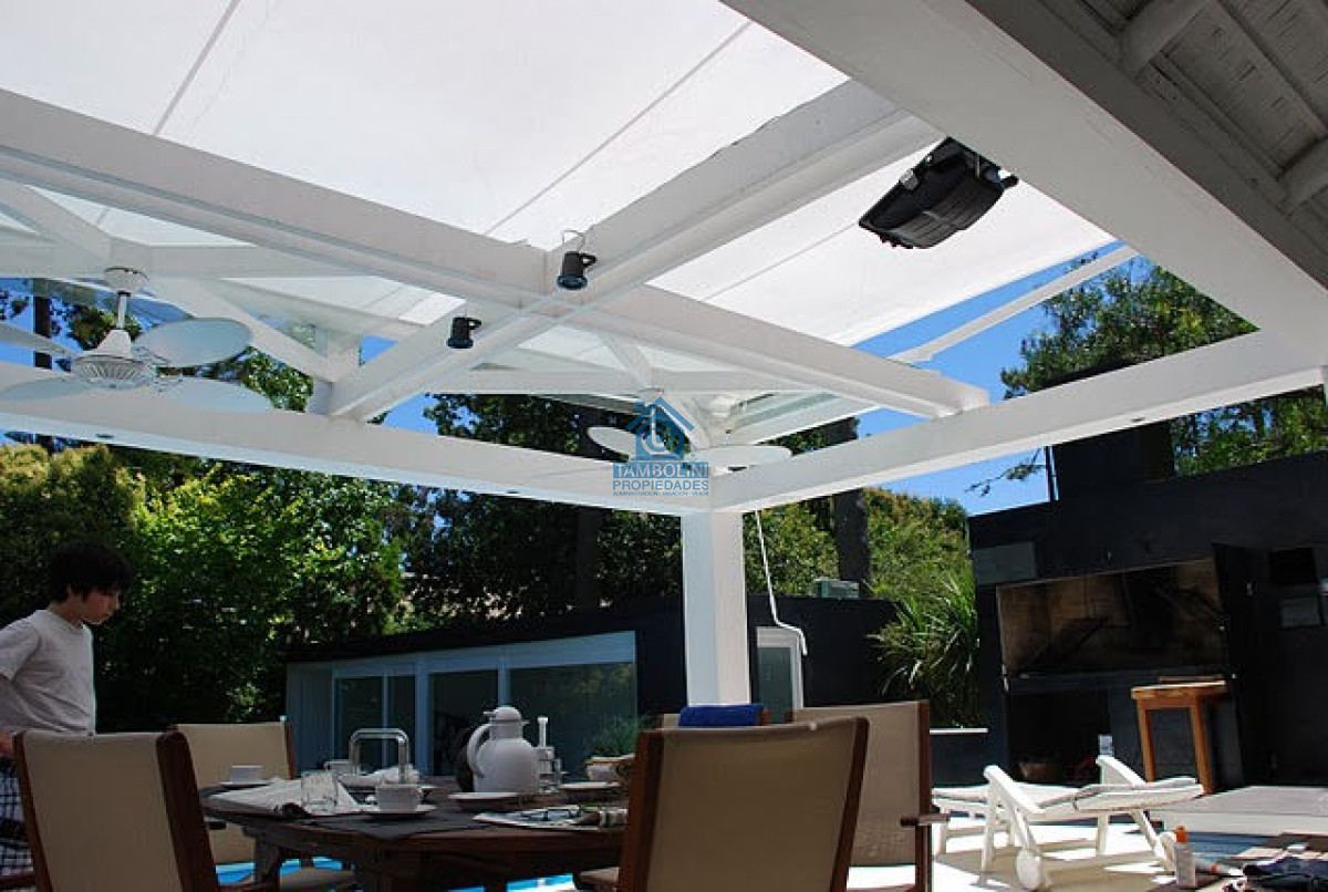 Casa ID.1145 - Venta Casa en Lugano  5 dormitorios gran parque con piscina 