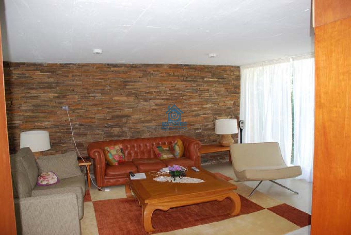 Casa ID.1145 - Venta Casa en Lugano  5 dormitorios gran parque con piscina 