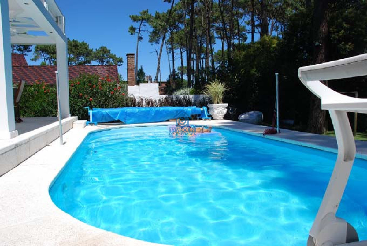 Casa ID.1145 - Venta Casa en Lugano  5 dormitorios gran parque con piscina 