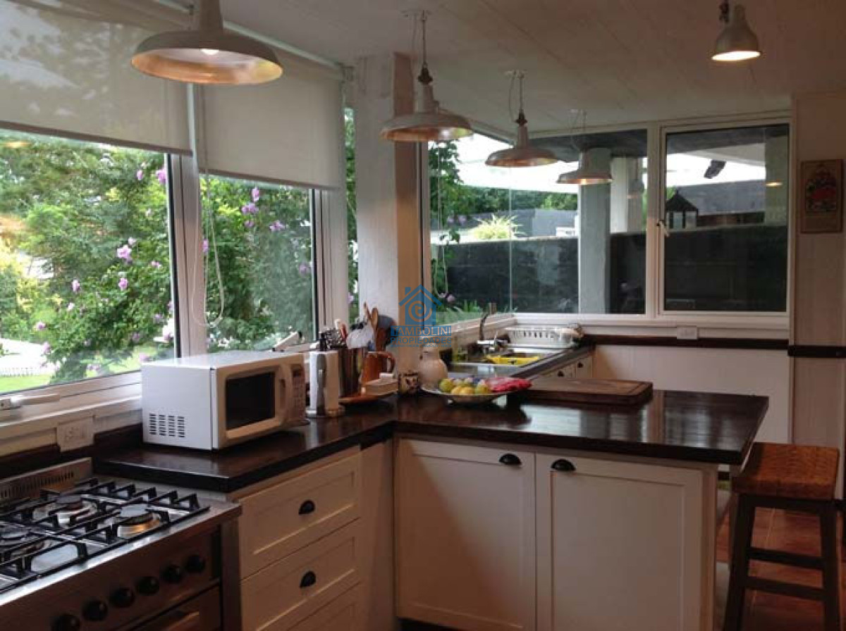 Casa ID.1145 - Venta Casa en Lugano  5 dormitorios gran parque con piscina 