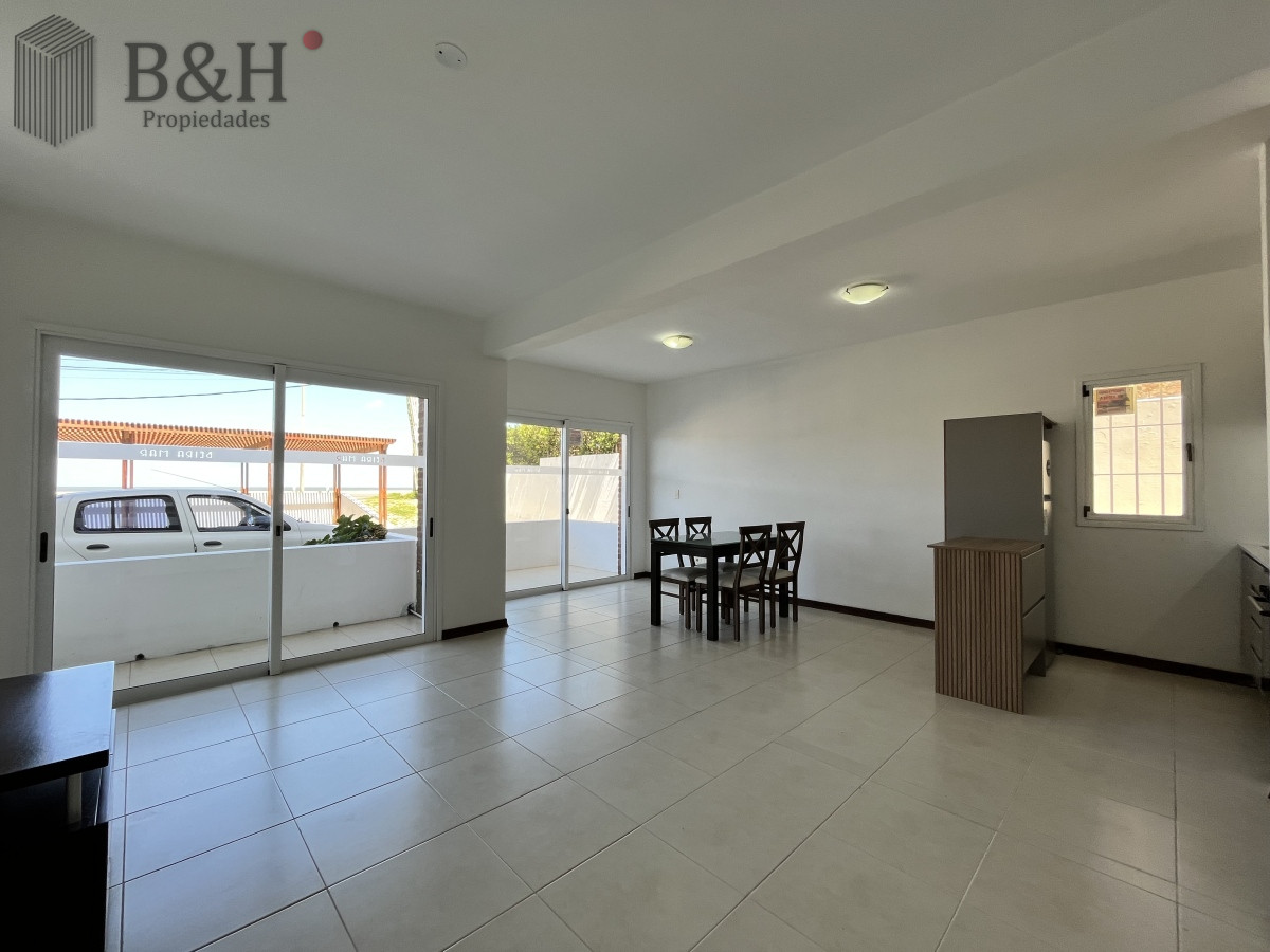 Apartamento de 2 dormitorios en venta en edificio Beiramar, Pinares Punta del Este.