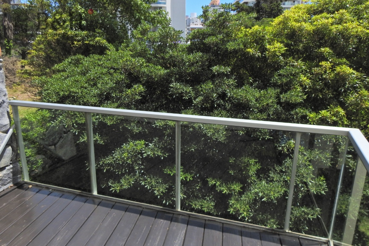 Apartamento ID.7026 - Excelente Torre ubicada en la zona de la Brava a 100 metros del océano.  