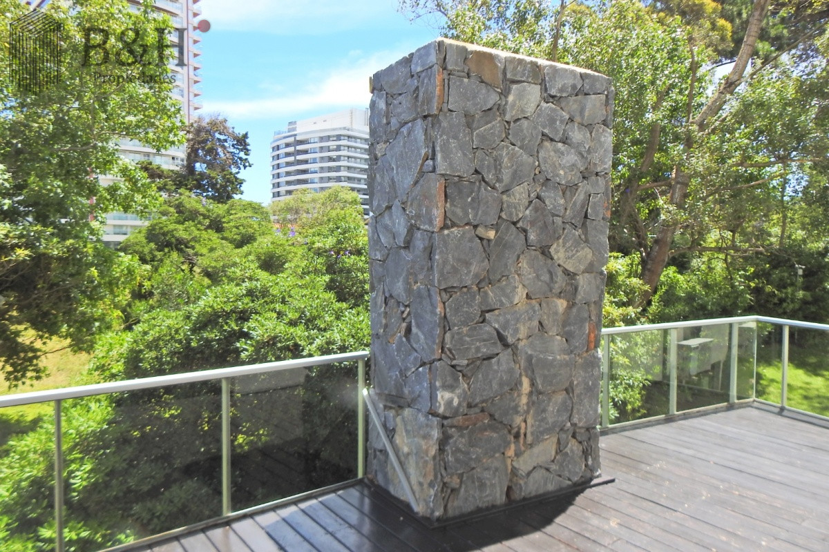 Apartamento ID.7026 - Excelente Torre ubicada en la zona de la Brava a 100 metros del océano.  