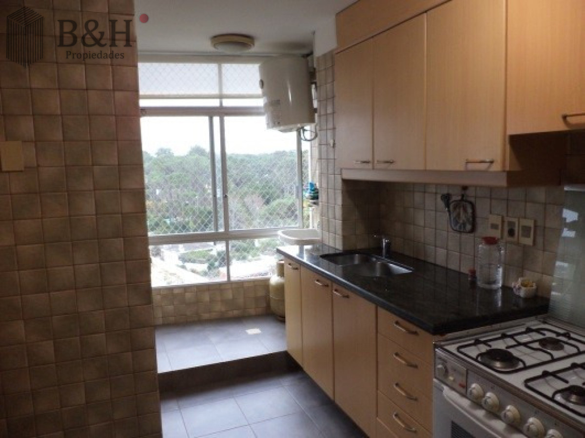 Apartamento ID.2472 - bicado sobre la Avda. ROOSVELT, estratégicamente a metros del Punta Shopping  ESCUCHA OFERTAS