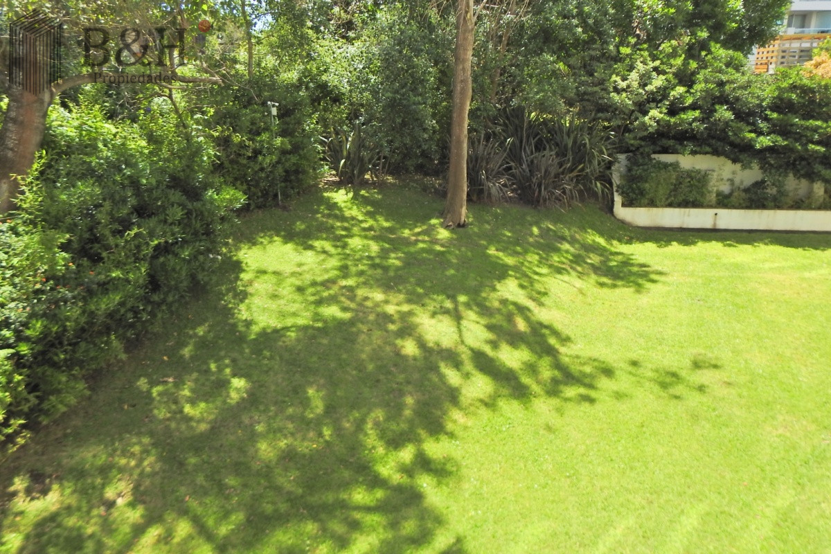 Apartamento ID.7026 - Excelente Torre ubicada en la zona de la Brava a 100 metros del océano.  