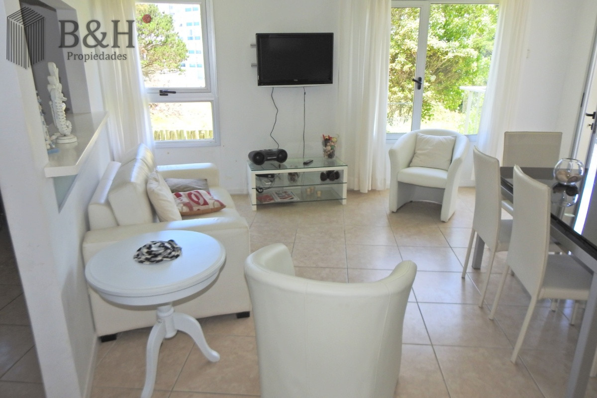 Apartamento ID.7026 - Excelente Torre ubicada en la zona de la Brava a 100 metros del océano.  