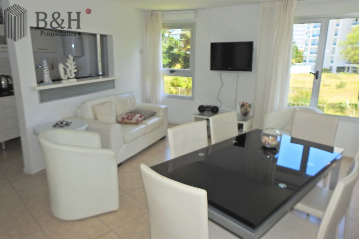 Apartamento ID.7026 - Excelente Torre ubicada en la zona de la Brava a 100 metros del océano.  